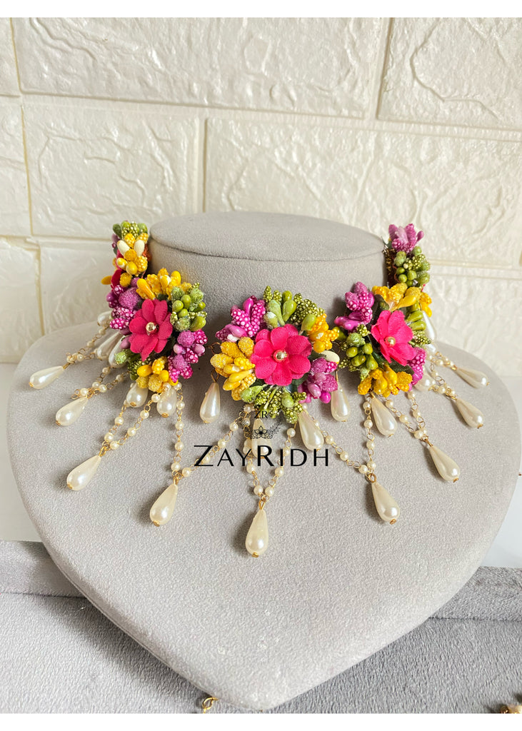 Artificial flower necklace 