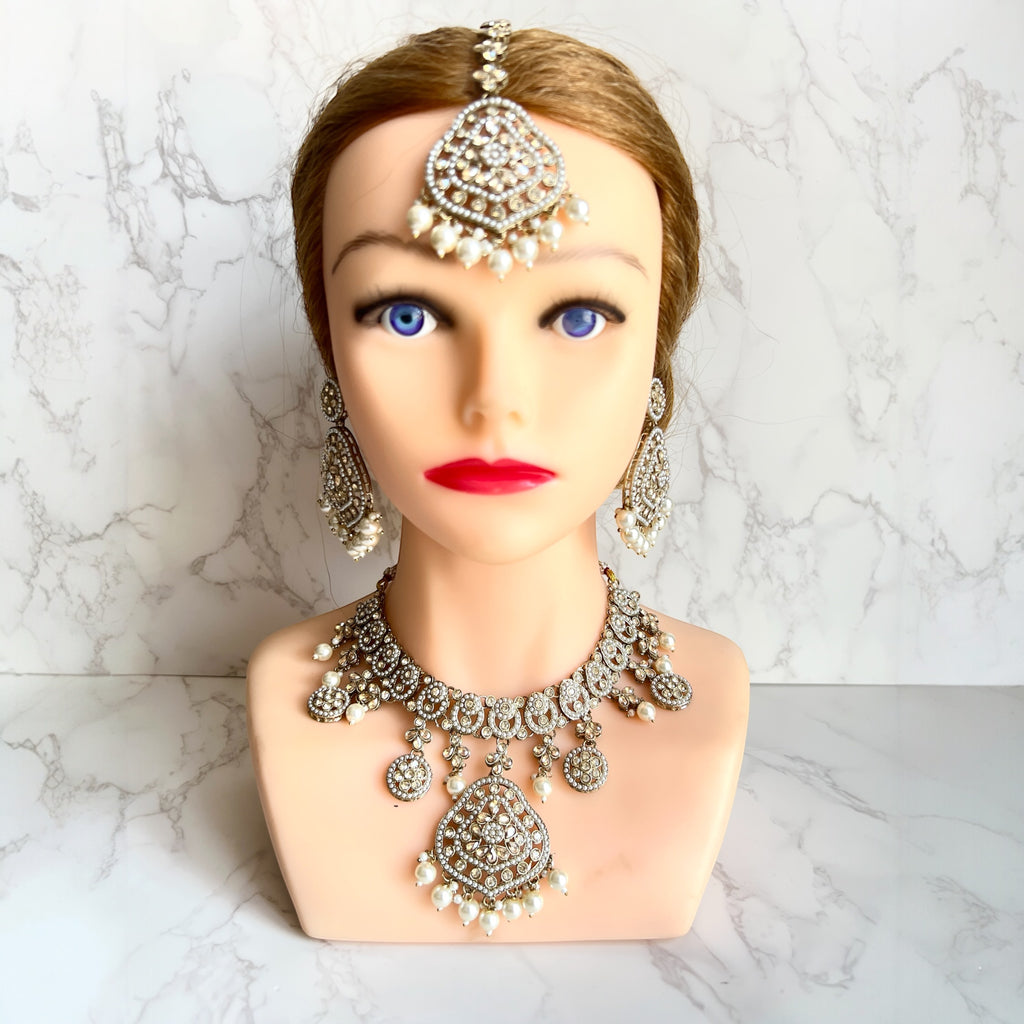 Gold Kundan jewellery set