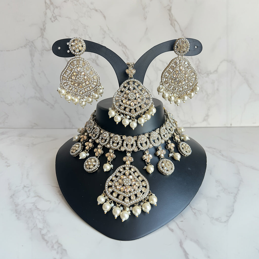 Traditional gold jewellery set