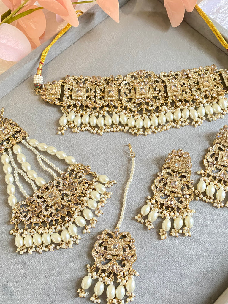 Gold Pakistani jewellery 