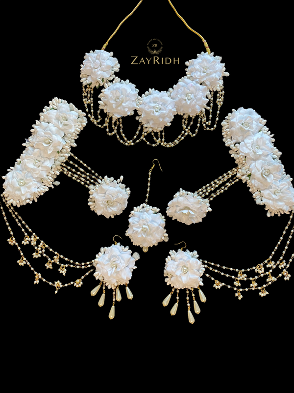 White Flower Necklace Set